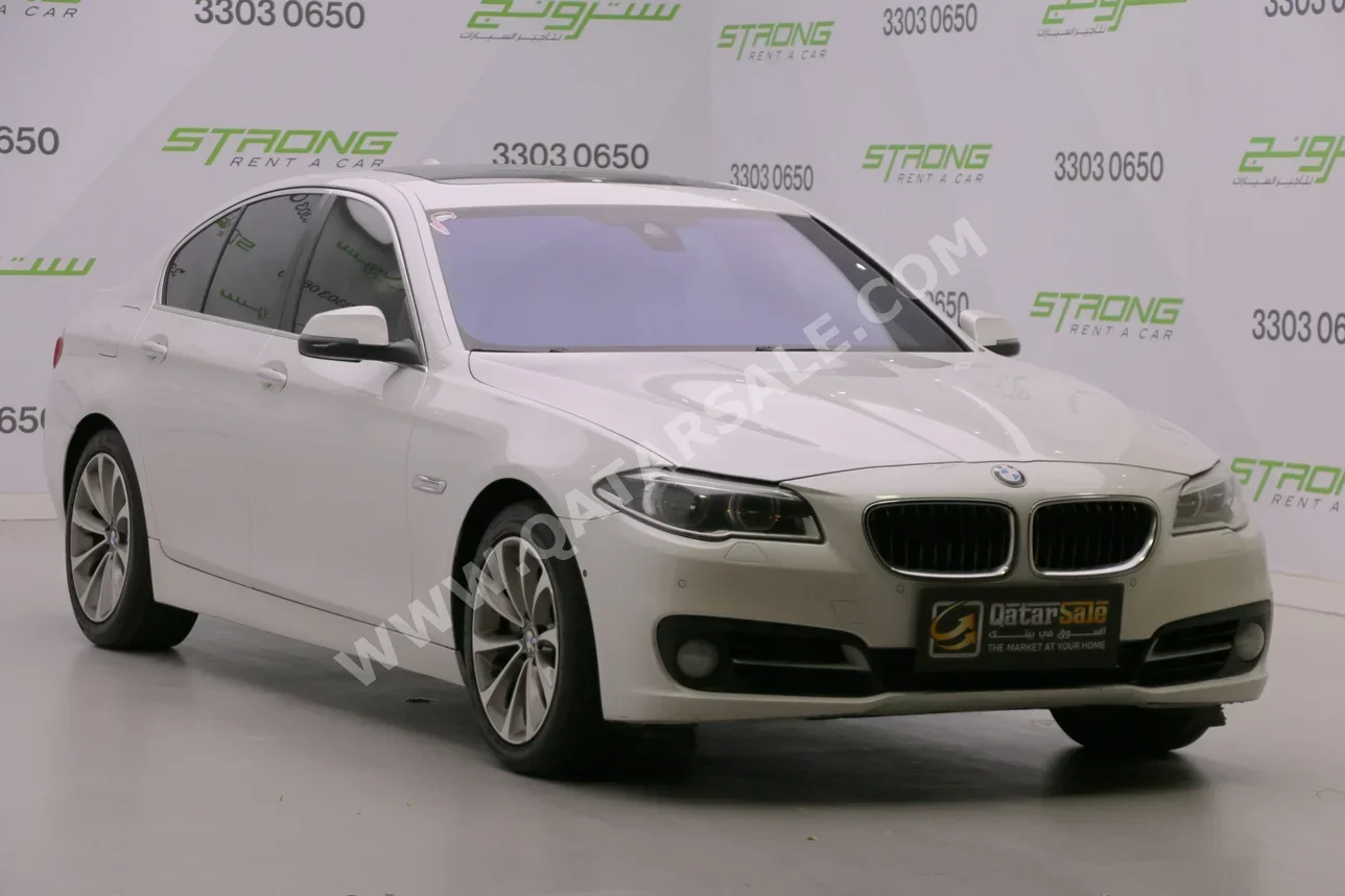 بي ام دبليو الفئة - الخامسة 535i 2016 اوتوماتيك 108,000 كم 6 سلندر دفع خلفي سيدان أبيض لؤلؤي