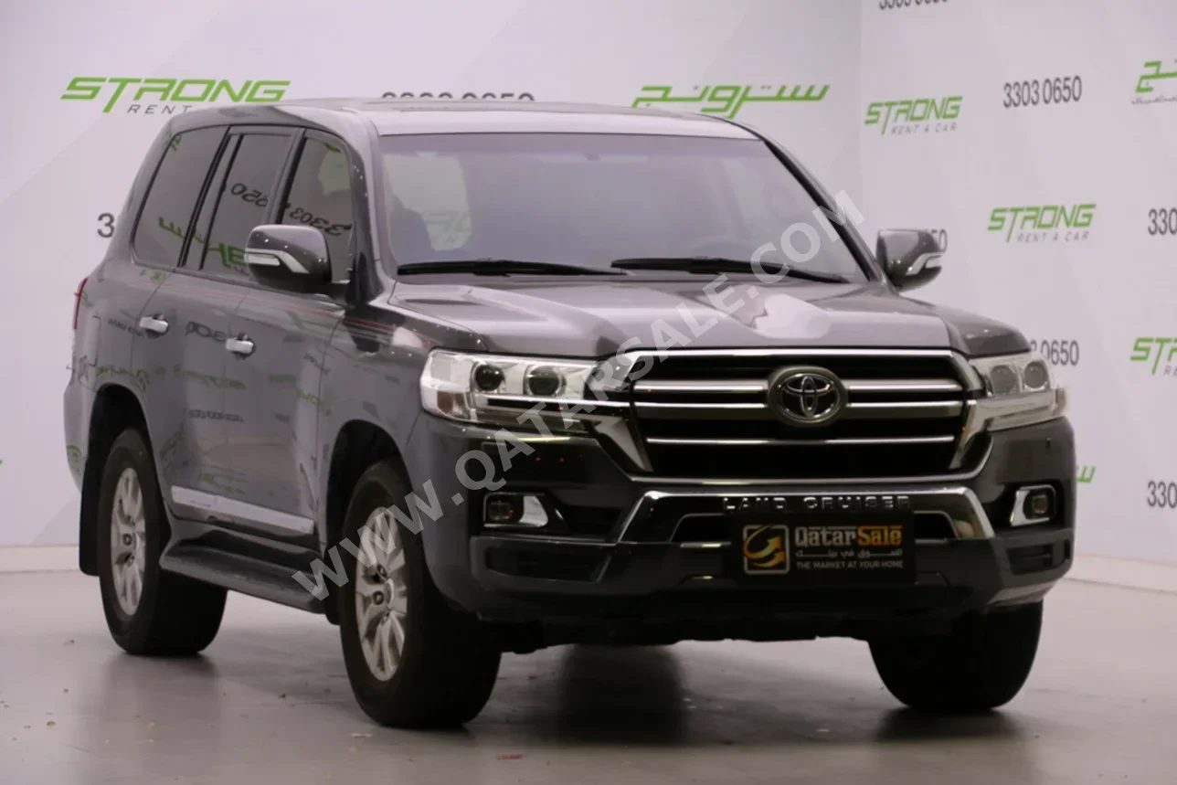تويوتا  لاند كروزر  جي اكس ار  2020  اوتوماتيك  180,000 كم  8 سلندر  دفع رباعي  اس يو في  رمادي