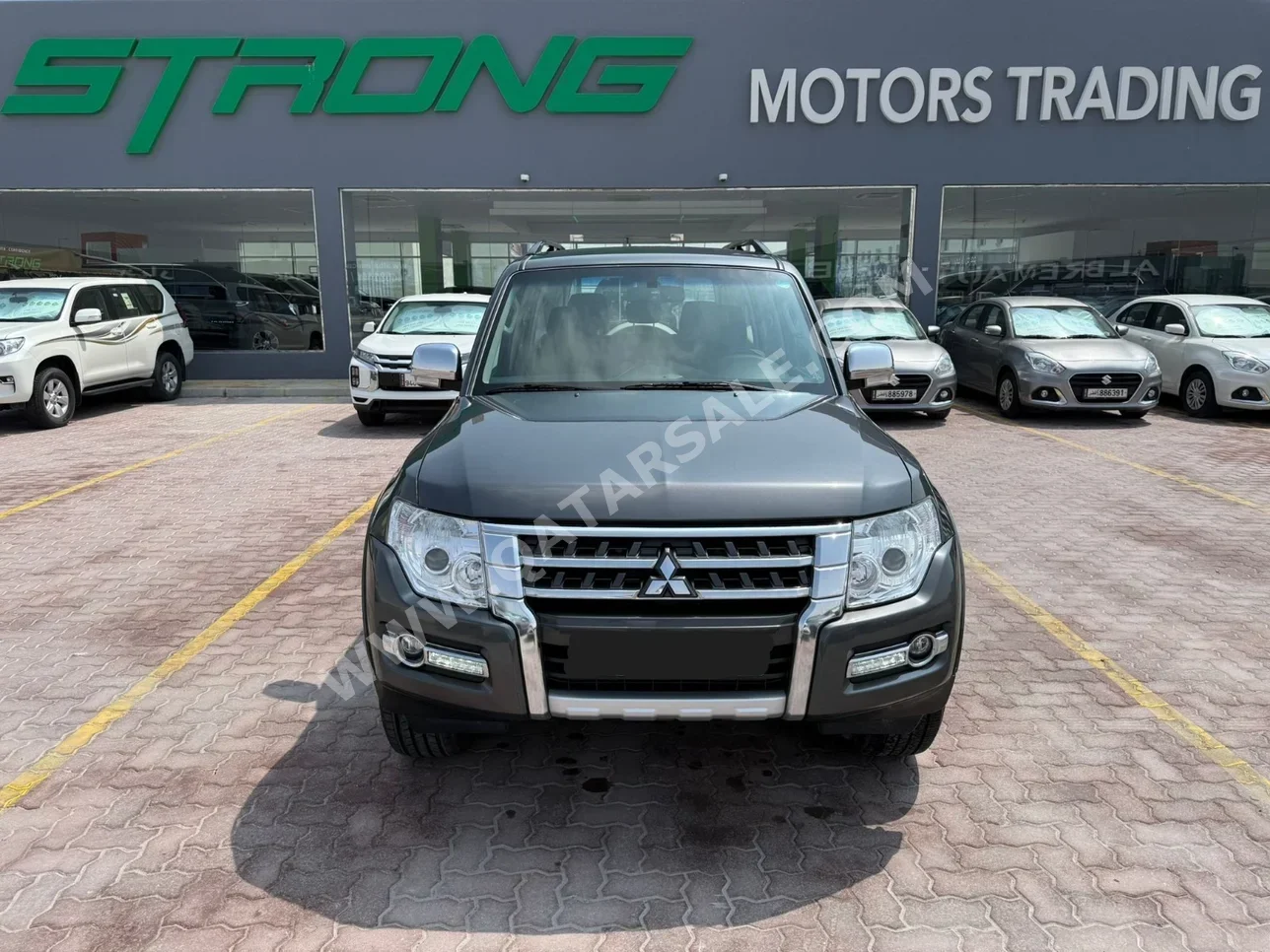 ميتسوبيشي باجيرو GLS 2022 اوتوماتيك 49,000 كم 6 سلندر دفع رباعي اس يو في رمادي
