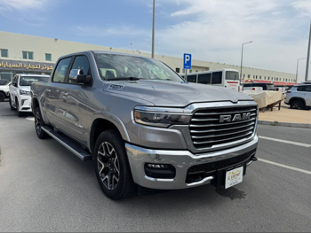 دودج  رام  1500 لارامي  2025  اوتوماتيك  13,000 كم  6 سلندر  دفع رباعي  بيكب  رمادي  تحت الضمان