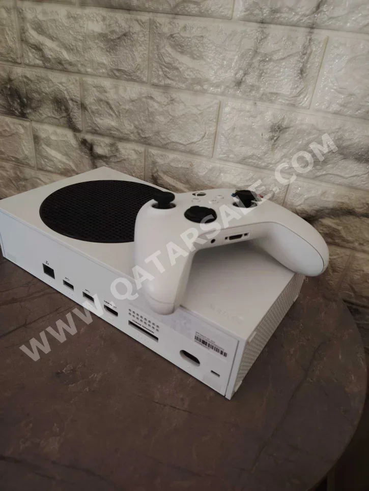 اجهزة العاب الفديو - مايكروسوفت  - اكس بوكس  سيرسز اس  - 500 جيجابايت  -تشمل أجهز تحكم: 1