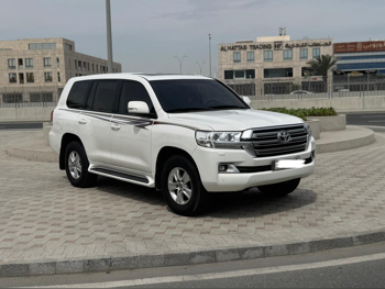 تويوتا  لاند كروزر  جي اكس ار  2018  اوتوماتيك  230,000 كم  6 سلندر  دفع رباعي  اس يو في  أبيض