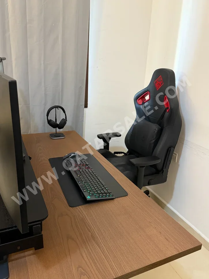 المكاتب ومكاتب الحاسوب - مكتب حائط - ايكيا - بنى