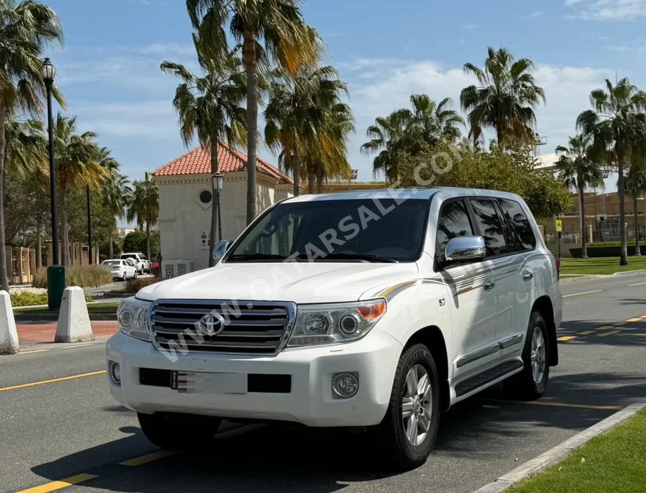 تويوتا  لاند كروزر  في اكس ار  2014  اوتوماتيك  217,000 كم  8 سلندر  دفع رباعي  اس يو في  أبيض