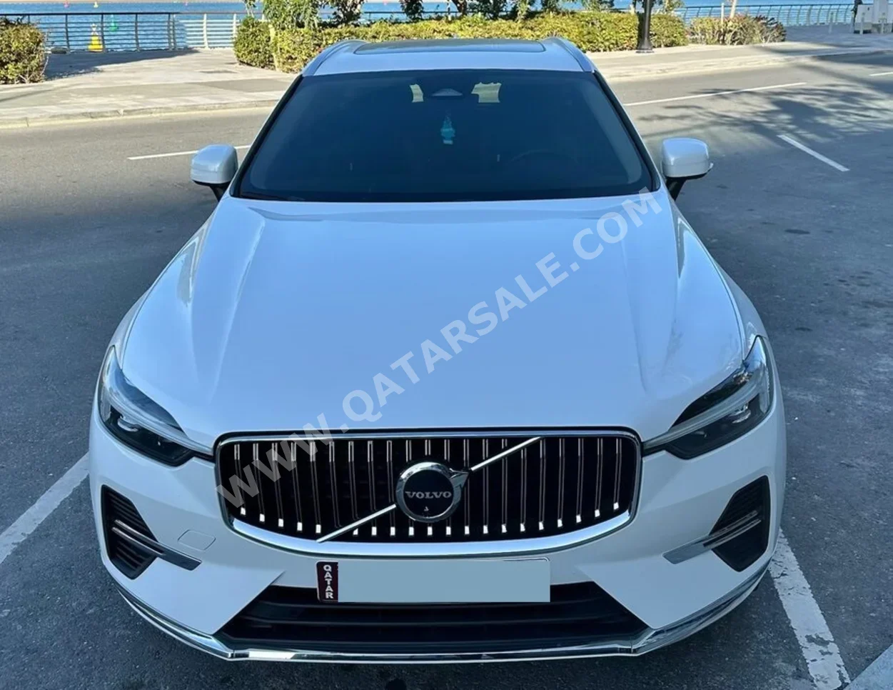 فولفو اكس سي 60 2022 اوتوماتيك 23,500 كم 4 سلندر دفع كلي مستمر اس يو في أبيض تحت الضمان