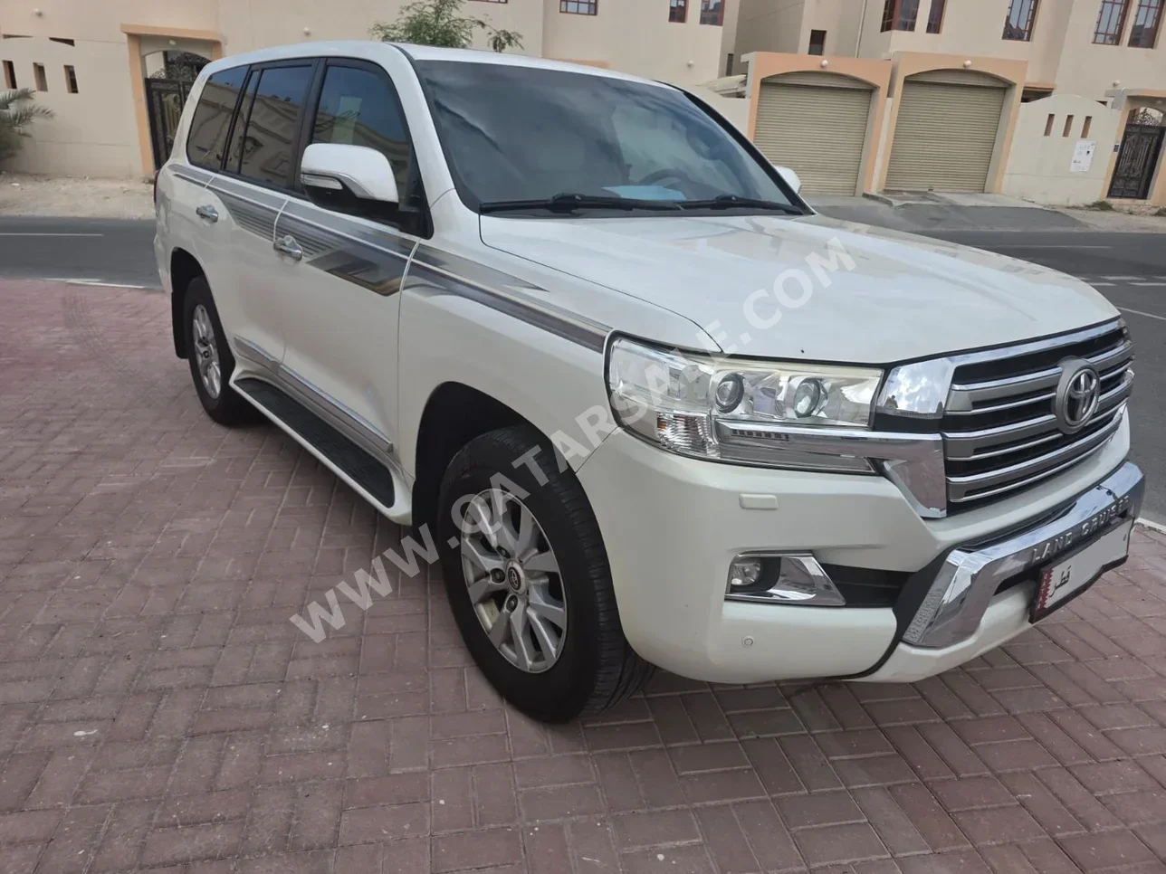 تويوتا  لاند كروزر  جي اكس ار  2016  اوتوماتيك  312,000 كم  8 سلندر  دفع رباعي  اس يو في  أبيض