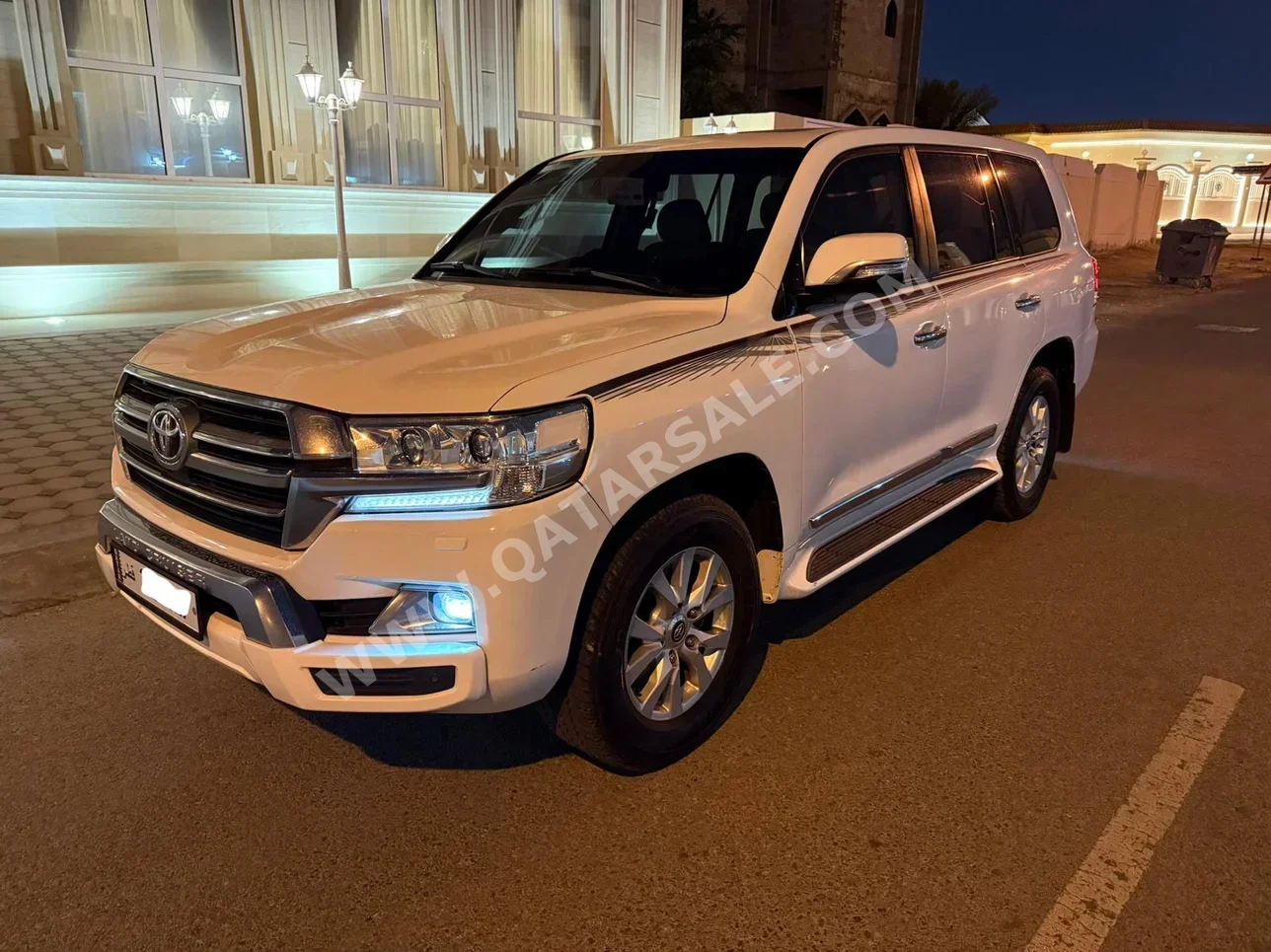 تويوتا  لاند كروزر  جي اكس ار  2019  اوتوماتيك  214,000 كم  8 سلندر  دفع رباعي  اس يو في  أبيض