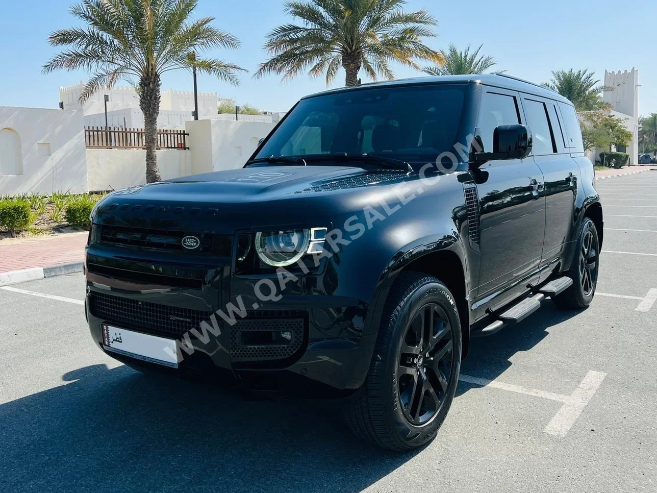 لاند روفر ديفيندر 110 اكس 2023 اوتوماتيك 19,000 كم 6 سلندر دفع رباعي اس يو في أسود تحت الضمان