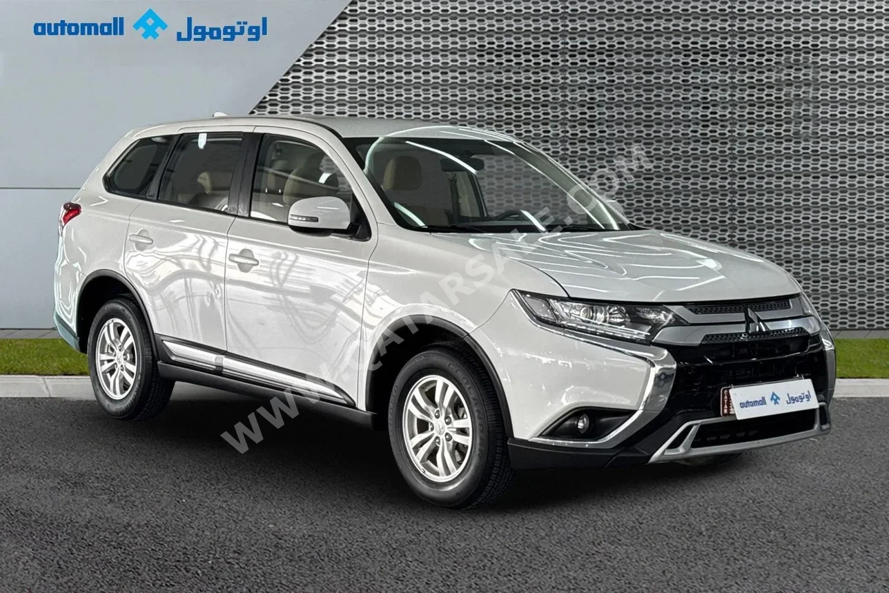 ميتسوبيشي أوت لاندر لمتد ايدشن 2022 اوتوماتيك 43,524 كم 4 سلندر دفع رباعي اس يو في أبيض تحت الضمان