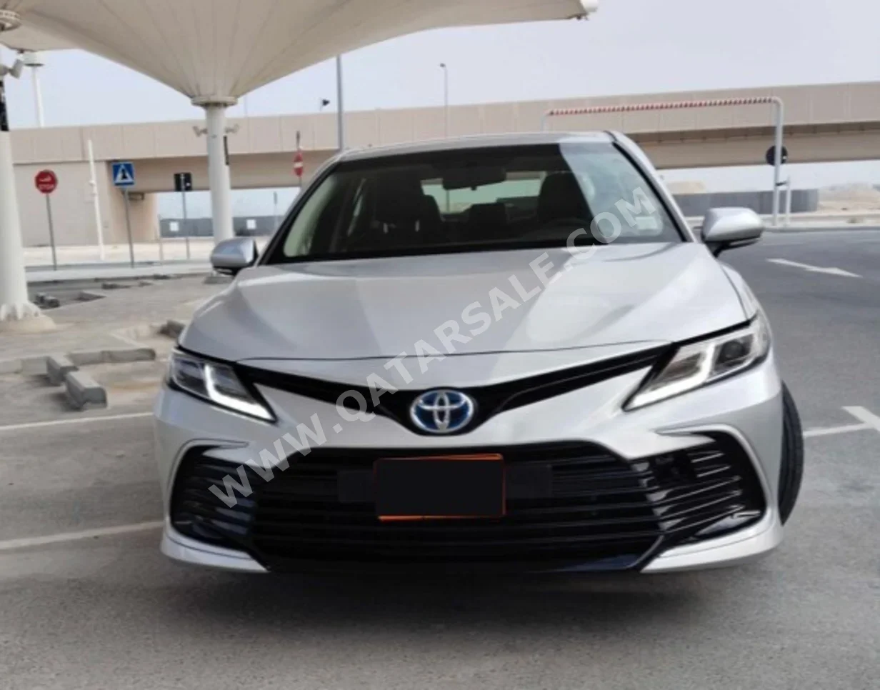 تويوتا  كامري  هايبرد  2022  اوتوماتيك  349,000 كم  4 سلندر  سحب امامي  سيدان  فضي