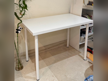 الطاولات والخزائن الجانبية طاولة و كراسيها - ايكيا - خشب متين - أبيض