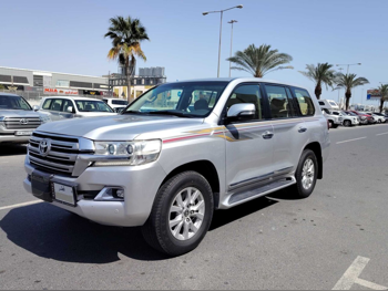 تويوتا  لاند كروزر  جي اكس ار  2016  اوتوماتيك  247,000 كم  6 سلندر  دفع رباعي  اس يو في  فضي