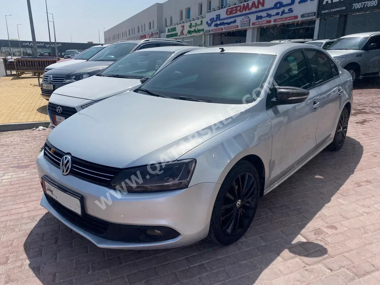 فوكس واغن  جيتا  2014  اوتوماتيك  110,000 كم  4 سلندر  سحب امامي  سيدان  فضي