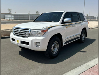 تويوتا  لاند كروزر  في اكس ار  2013  اوتوماتيك  307,184 كم  8 سلندر  دفع رباعي  اس يو في  أبيض