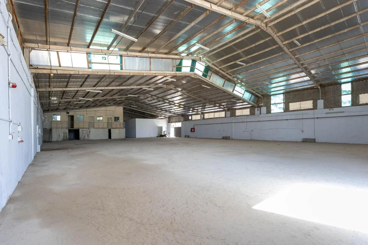 مخازن و مستودعات - الريان  - المنطقة الصناعية  -المساحة: 1500 متر مربع