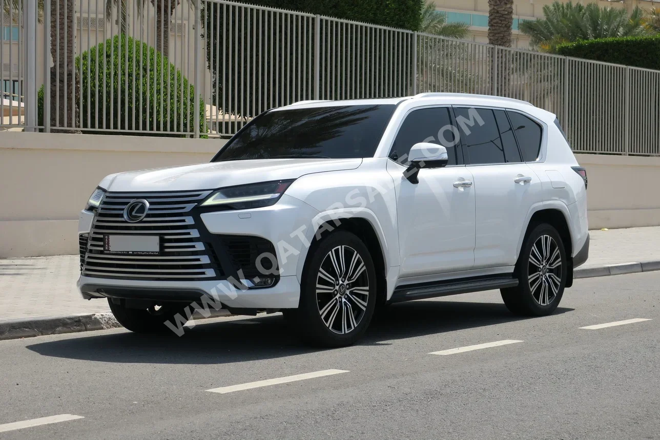 لكزس ال اكس 600 لكجري 2022 اوتوماتيك 59,000 كم 6 سلندر دفع رباعي اس يو في أبيض تحت الضمان