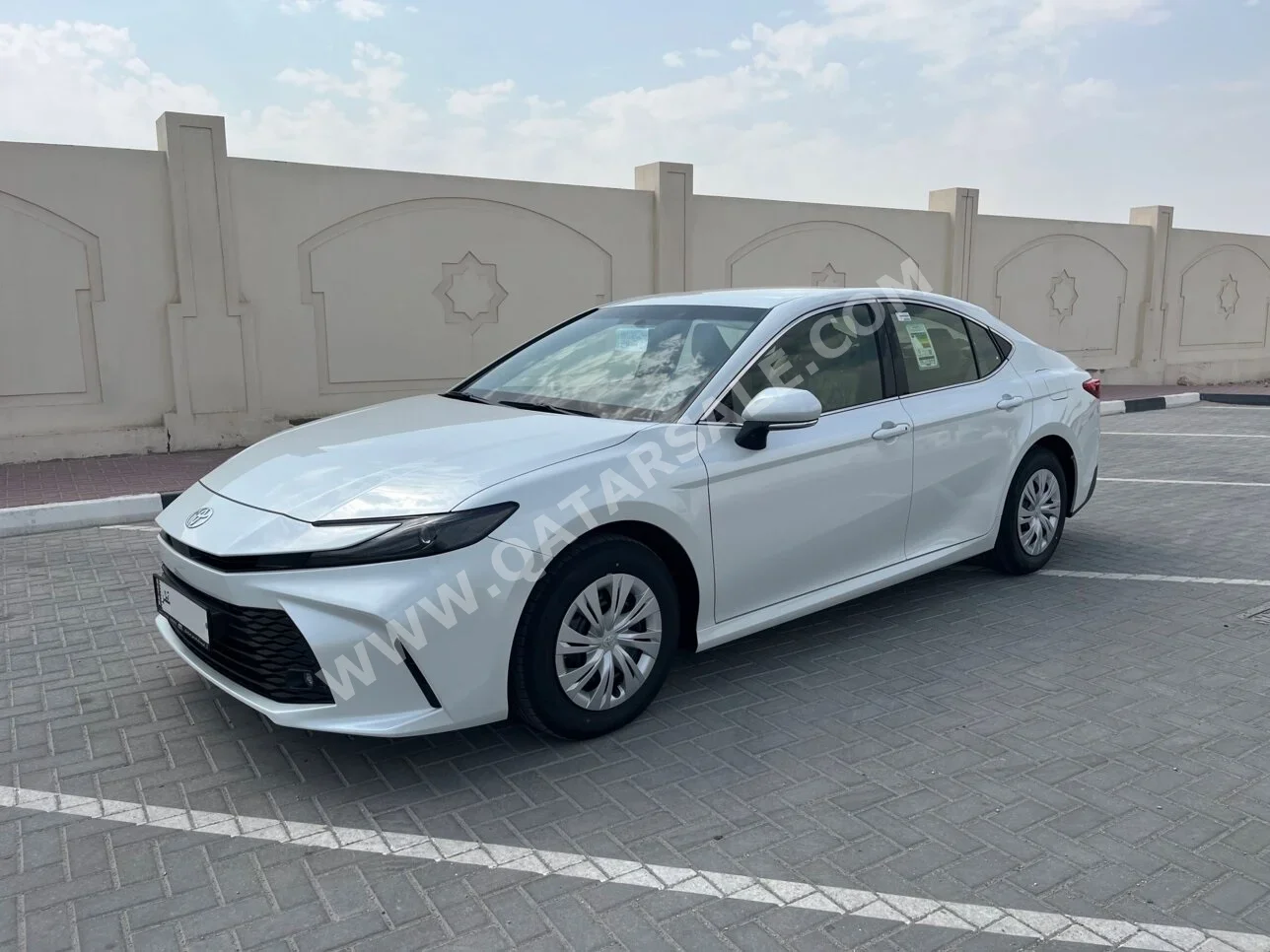 تويوتا كامري 2026 اوتوماتيك 0 كم 4 سلندر سحب امامي سيدان أبيض لؤلؤي تحت الضمان