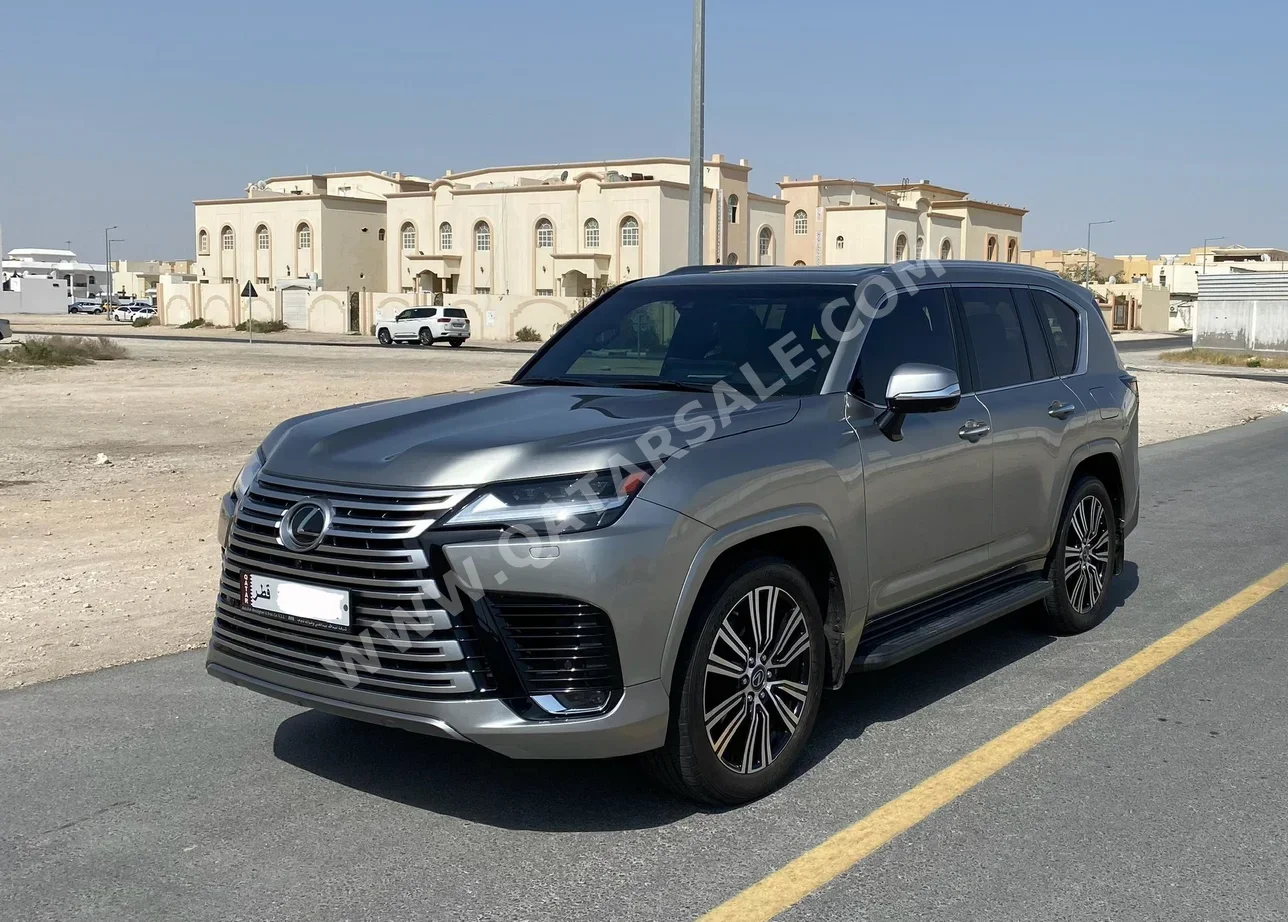 لكزس ال اكس 600 لكجري 2023 اوتوماتيك 37,000 كم 6 سلندر دفع رباعي اس يو في فضي تحت الضمان