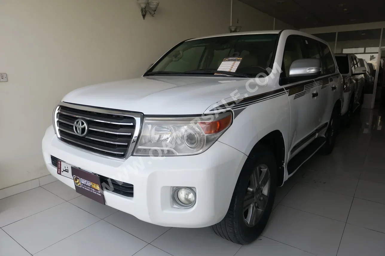 تويوتا لاند كروزر جي اكس ار 2015 اوتوماتيك 200,000 كم 6 سلندر دفع رباعي اس يو في أبيض