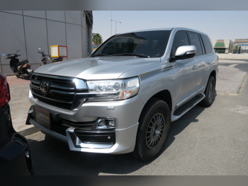 تويوتا  لاند كروزر  في اكس أس  2017  اوتوماتيك  330,000 كم  8 سلندر  دفع رباعي  اس يو في  فضي