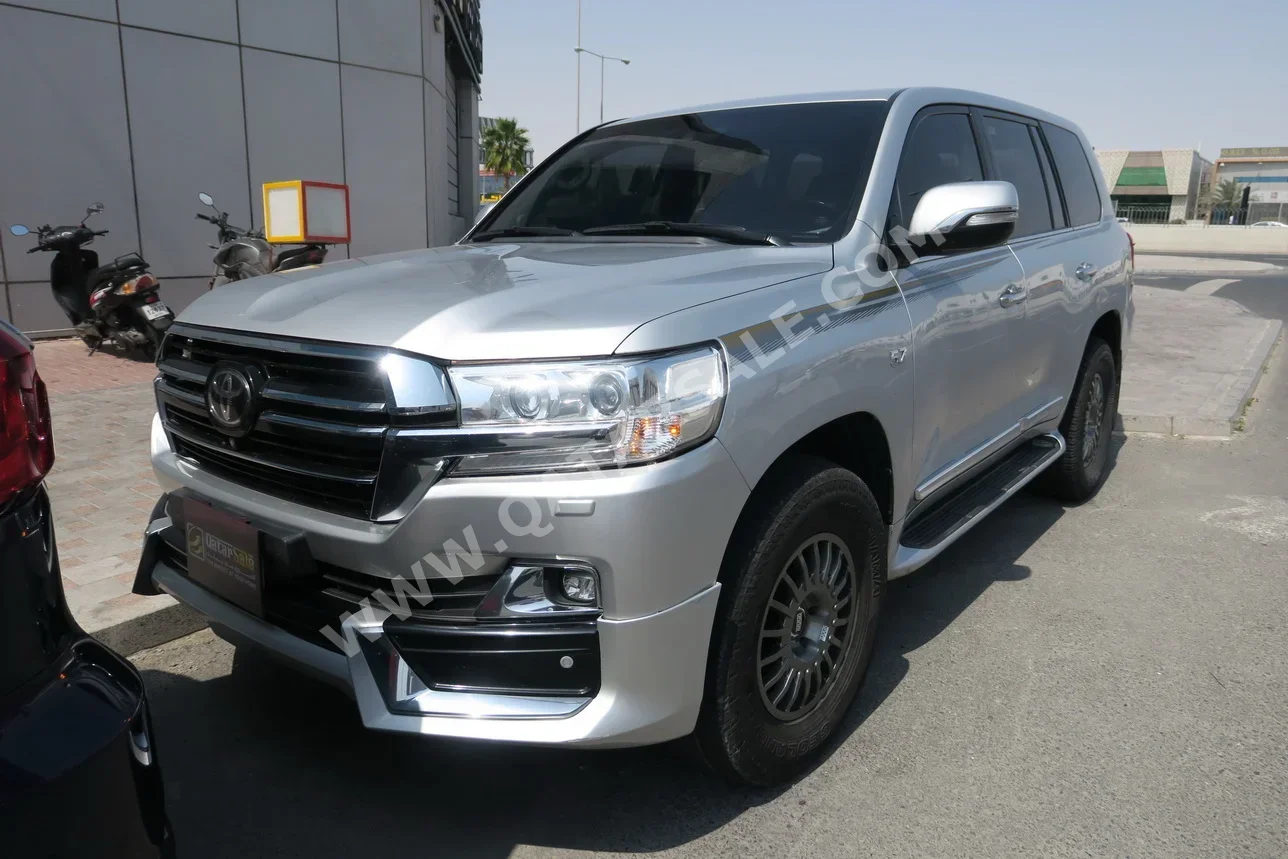تويوتا لاند كروزر في اكس أس 2017 اوتوماتيك 330,000 كم 8 سلندر دفع رباعي اس يو في فضي
