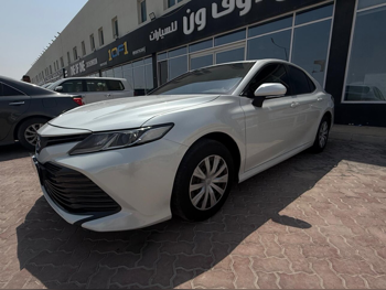 تويوتا  كامري  أل اي  2019  اوتوماتيك  292,000 كم  4 سلندر  سحب امامي  سيدان  أبيض
