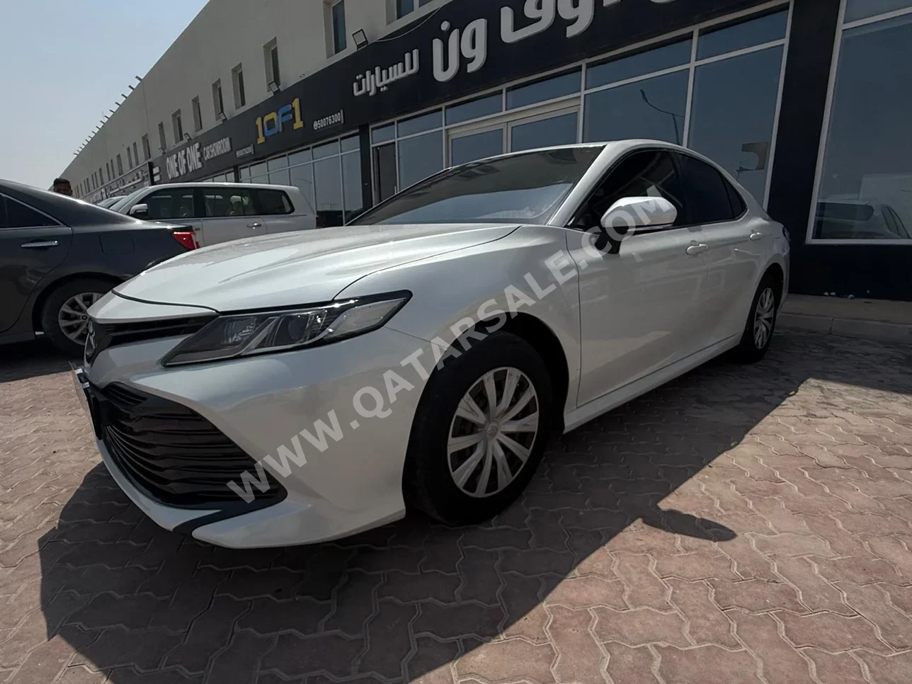 تويوتا كامري أل اي 2019 اوتوماتيك 292,000 كم 4 سلندر سحب امامي سيدان أبيض