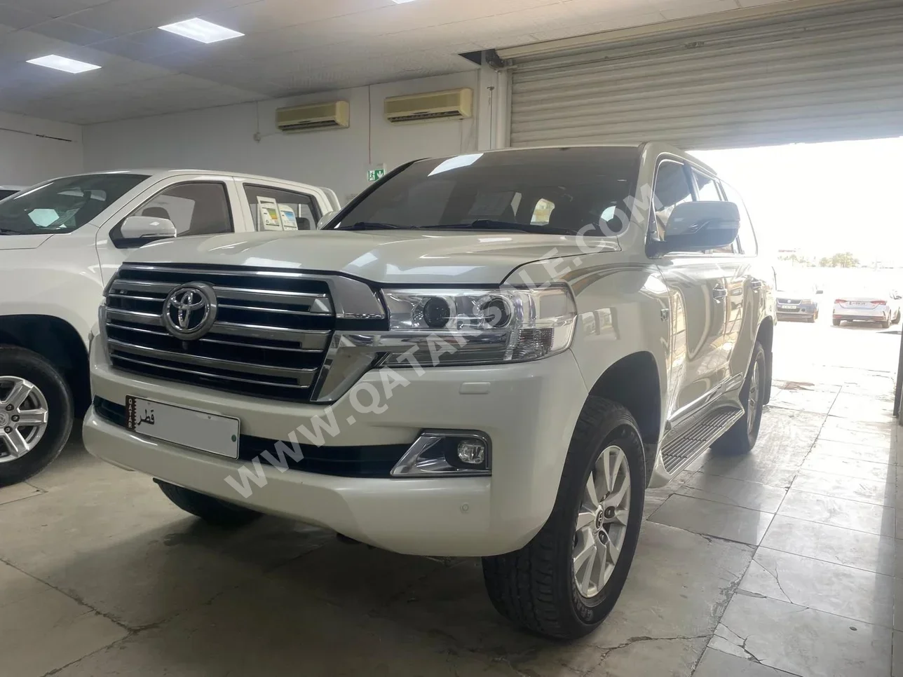 تويوتا لاند كروزر في اكس ار 2017 اوتوماتيك 226,000 كم 8 سلندر دفع رباعي اس يو في أبيض