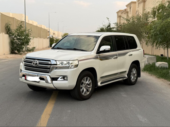 تويوتا  لاند كروزر  جي اكس ار  2016  اوتوماتيك  310,000 كم  8 سلندر  دفع رباعي  اس يو في  أبيض