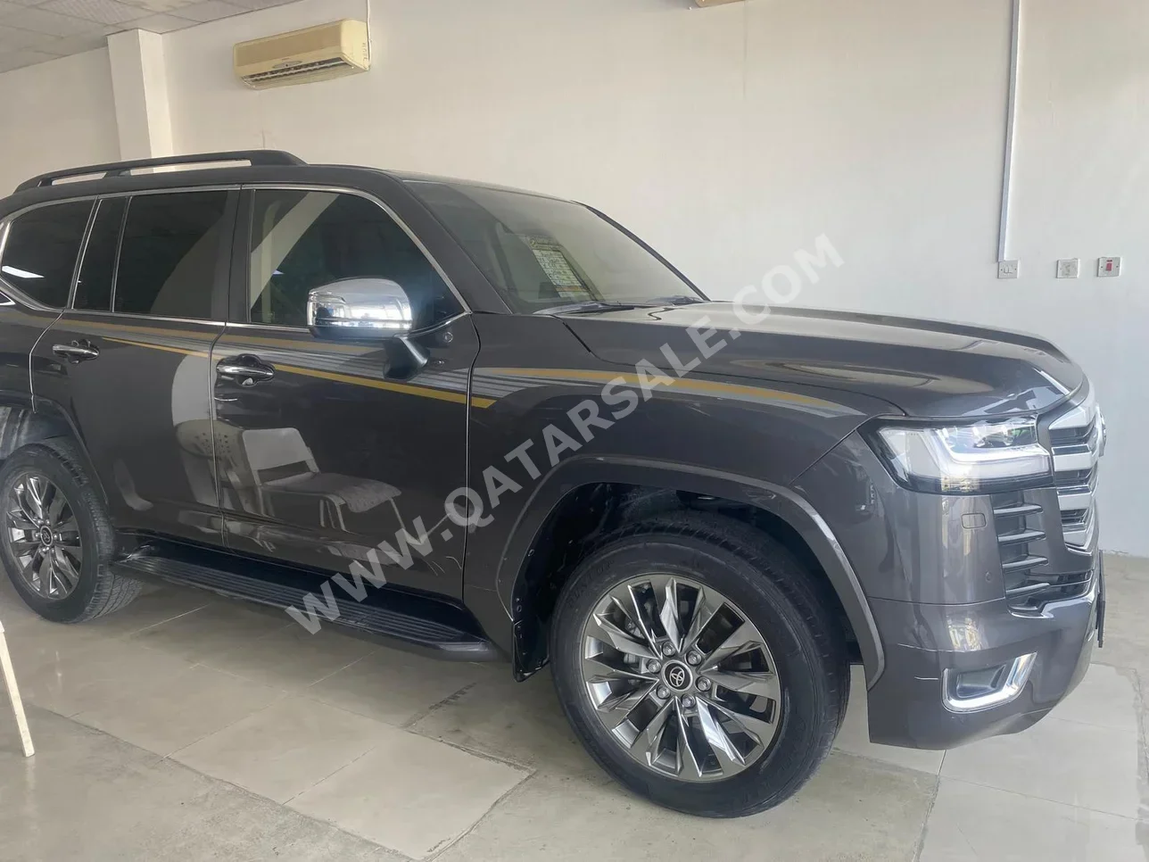 تويوتا لاند كروزر في اكس 2025 اوتوماتيك 31,000 كم 6 سلندر دفع رباعي اس يو في رمادي تحت الضمان