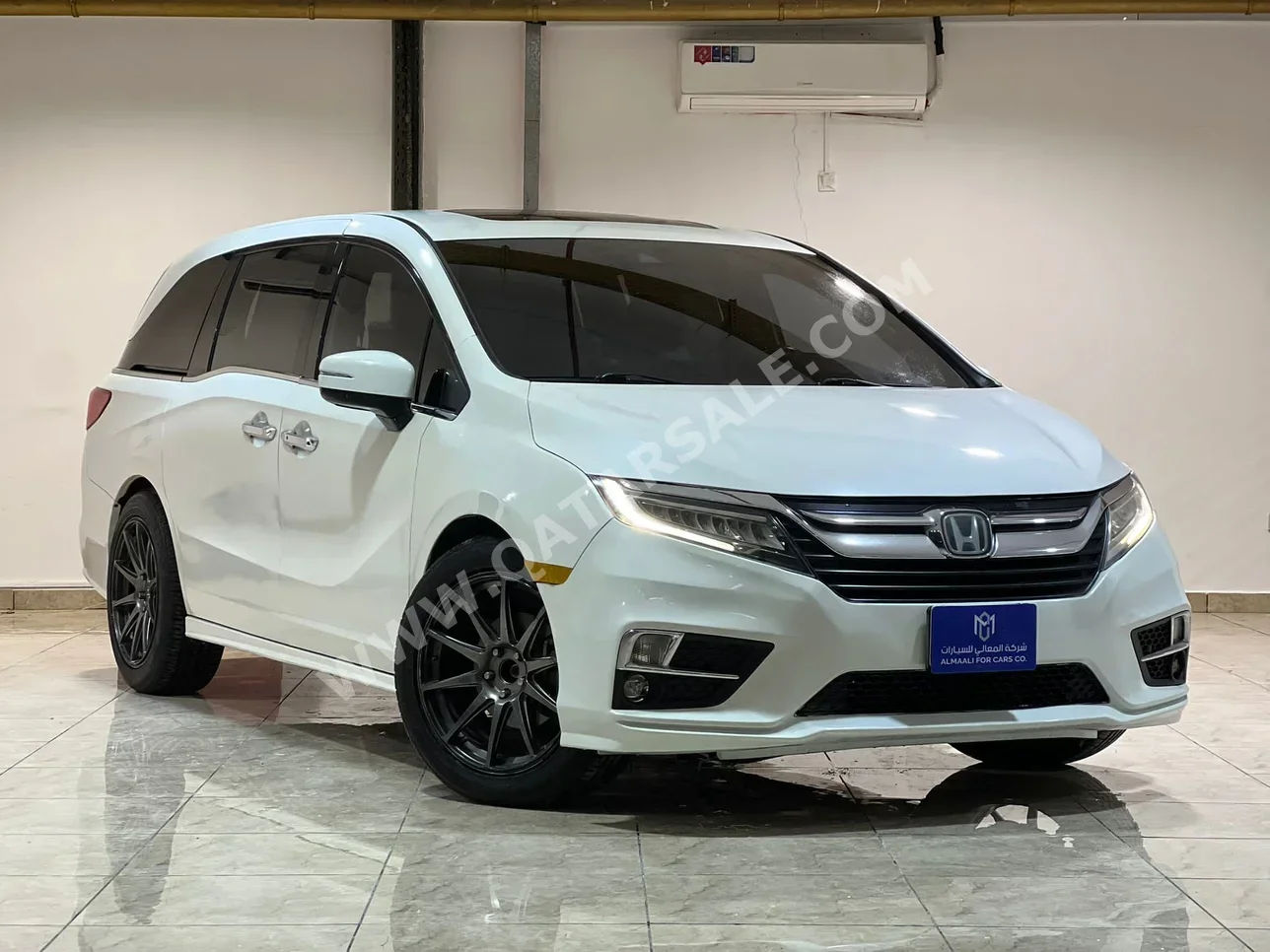 هوندا أوديسي تورنج 2018 اوتوماتيك 154,000 كم 4 سلندر دفع خلفي فان \ باص أبيض