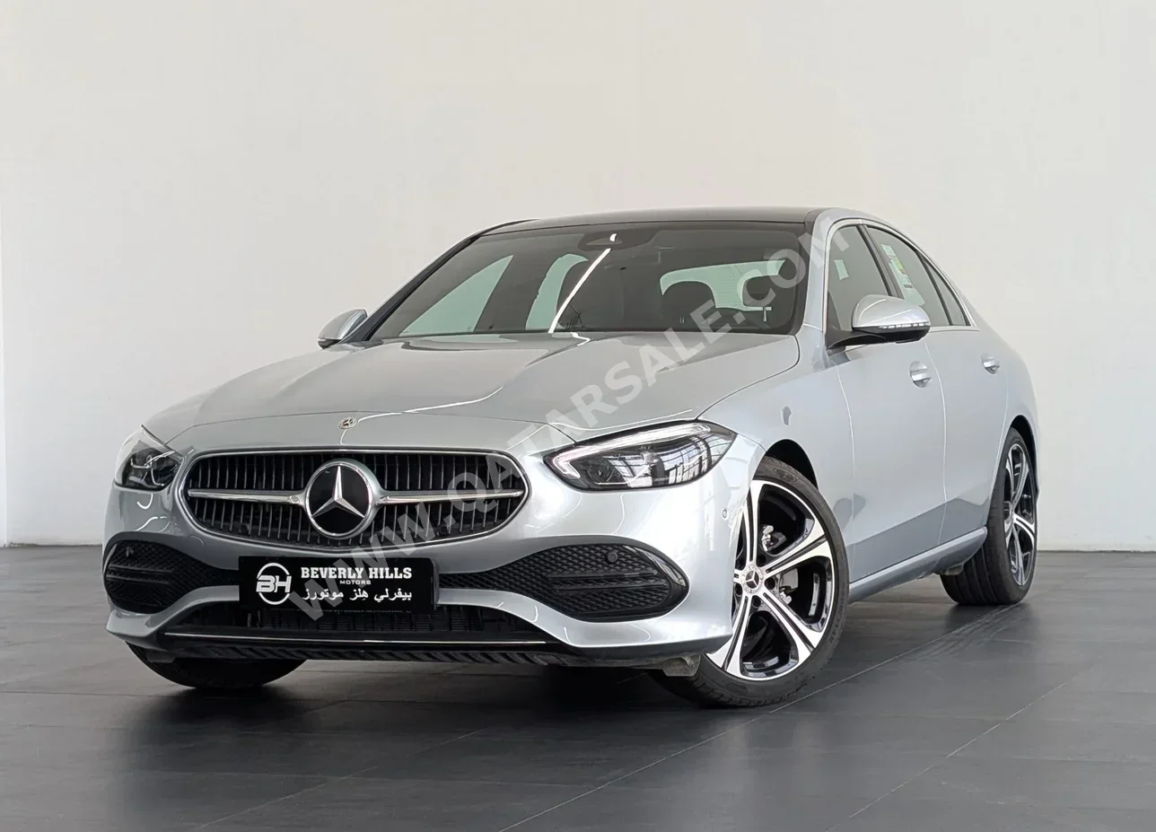 مرسيدس - بنز سي - كلاس 200 2025 اوتوماتيك 0 كم 4 سلندر دفع خلفي سيدان فضي تحت الضمان