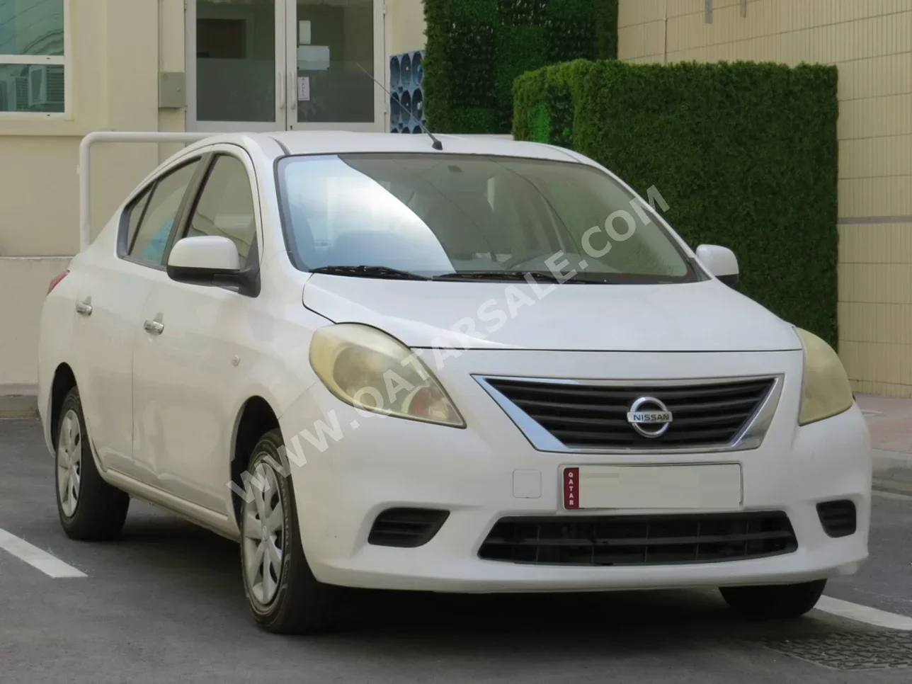 نيسان صني 2013 اوتوماتيك 186,000 كم 4 سلندر سحب امامي سيدان أبيض