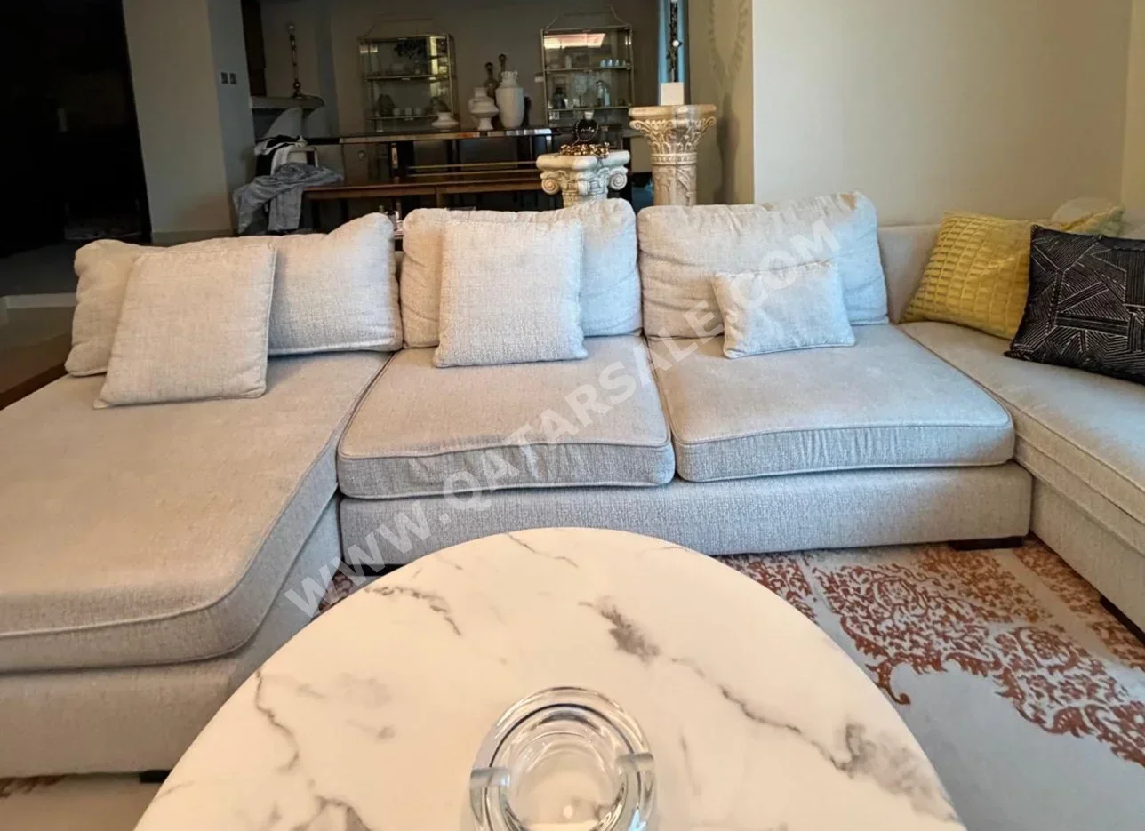 الأرائك والكنب والكراسي ذا وان  طقم كنب  - قماش  - اللون الرمادي