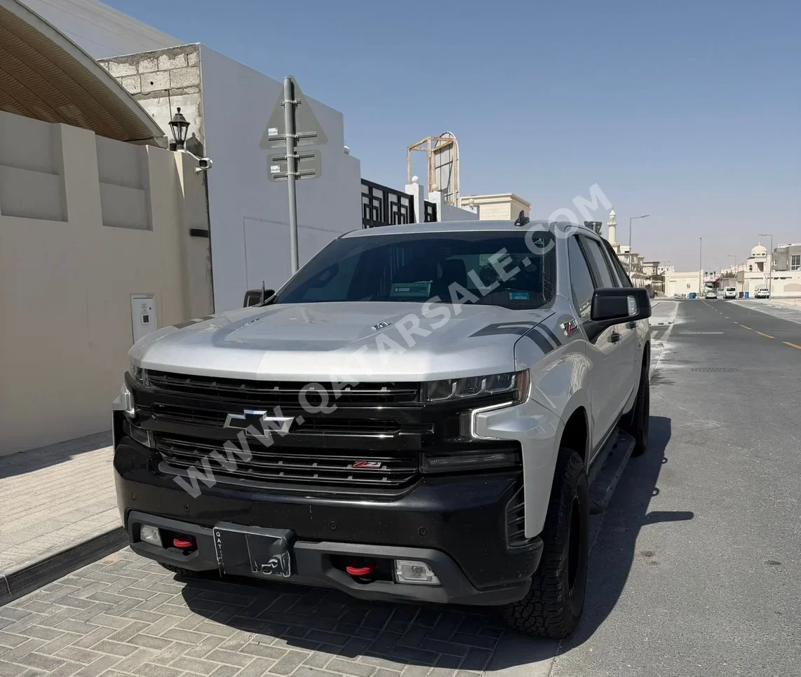 شفروليه  سلفرادو  زد 71  2021  اوتوماتيك  182,000 كم  8 سلندر  دفع رباعي  بيكب  فضي