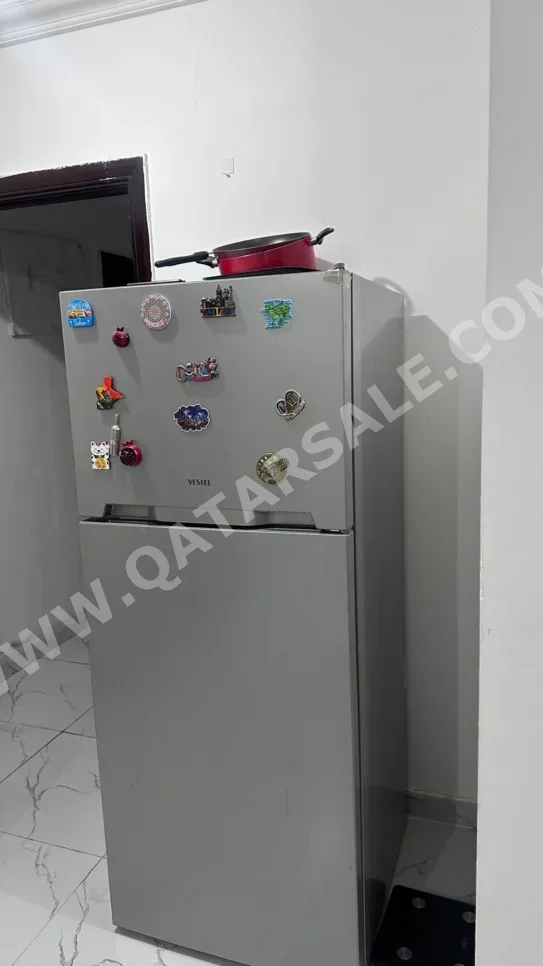 ثلاجة تقليدية - اللون الرمادي