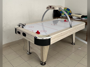 أبيض  طاولة الهوكي