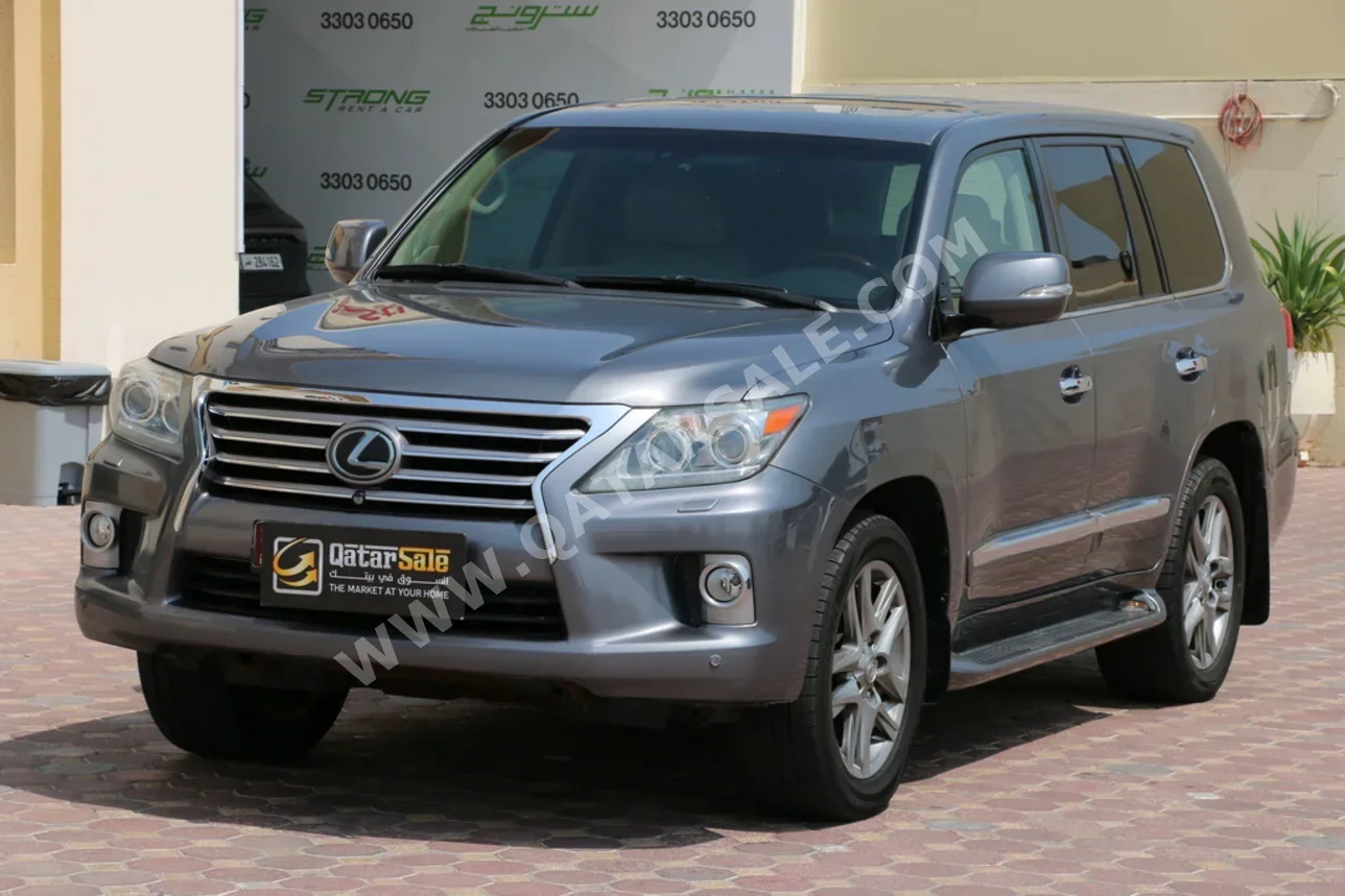 لكزس ال اكس 570 2013 اوتوماتيك 185,000 كم 8 سلندر دفع رباعي اس يو في رمادي