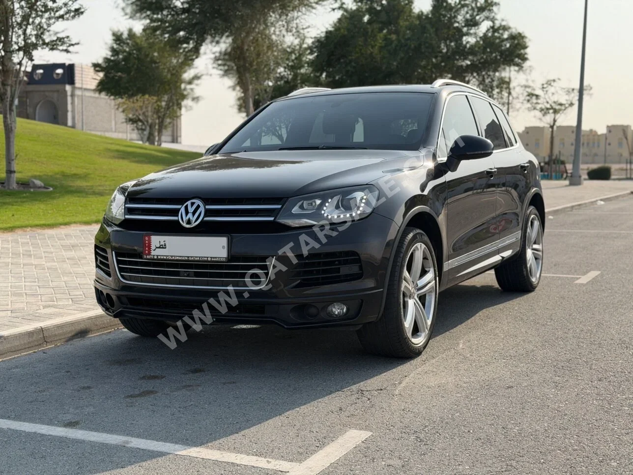 فوكس واغن طوارق R line 2014 اوتوماتيك 89,000 كم 6 سلندر دفع رباعي اس يو في أسود