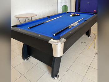 ازرق  طاولة بلياردو