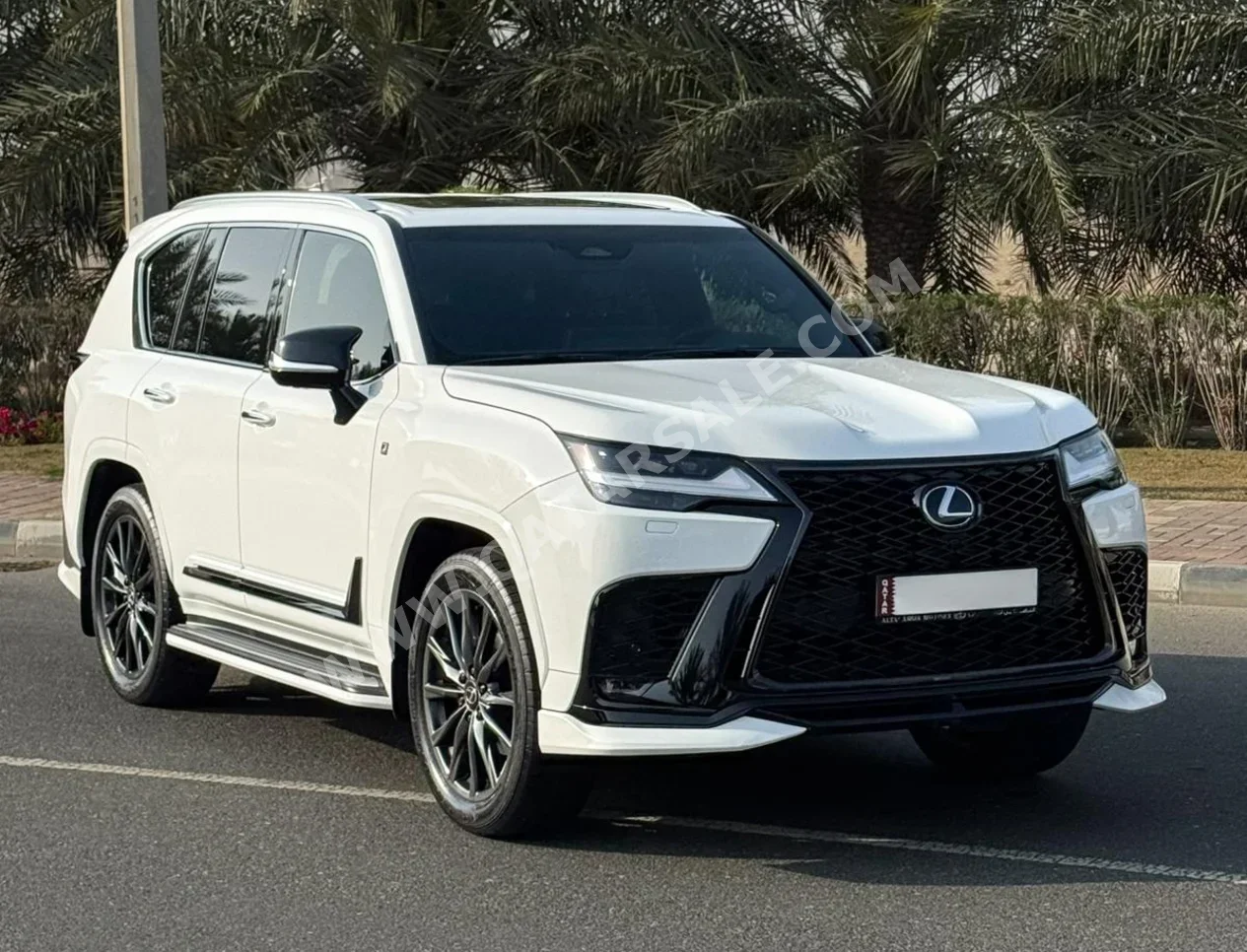 لكزس  ال اكس  600 اف سبورت  2025  اوتوماتيك  7,000 كم  6 سلندر  دفع رباعي  اس يو في  أبيض  تحت الضمان