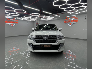 Toyota  Land Cruiser  VXR  2017  Automatic  164,000 Km  8 Cylinder  Four Wheel Drive (4WD)  SUV  White