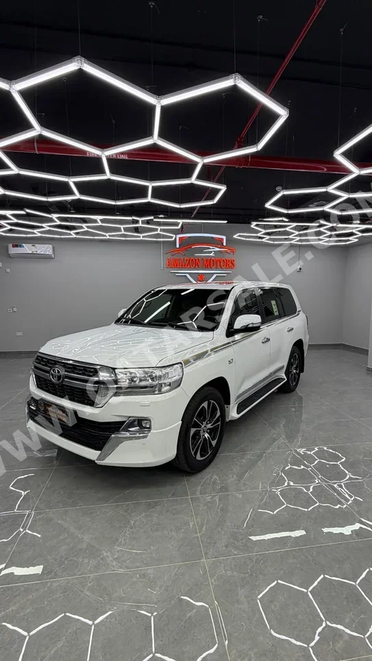 تويوتا  لاند كروزر  في اكس ار  2017  اوتوماتيك  164,000 كم  8 سلندر  دفع رباعي  اس يو في  أبيض