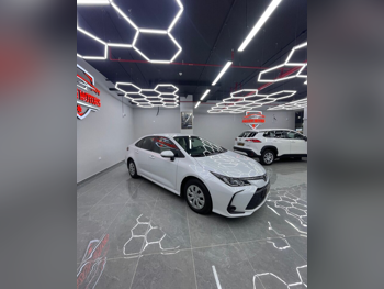 تويوتا  كورولا  اكس ال اي  2023  اوتوماتيك  75,000 كم  4 سلندر  سحب امامي  سيدان  أبيض