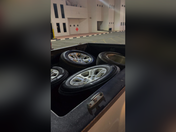 العجلات والجنوط (الرنقات) صنع في الصين \  4 مواسم  تشمل الرنق  18"