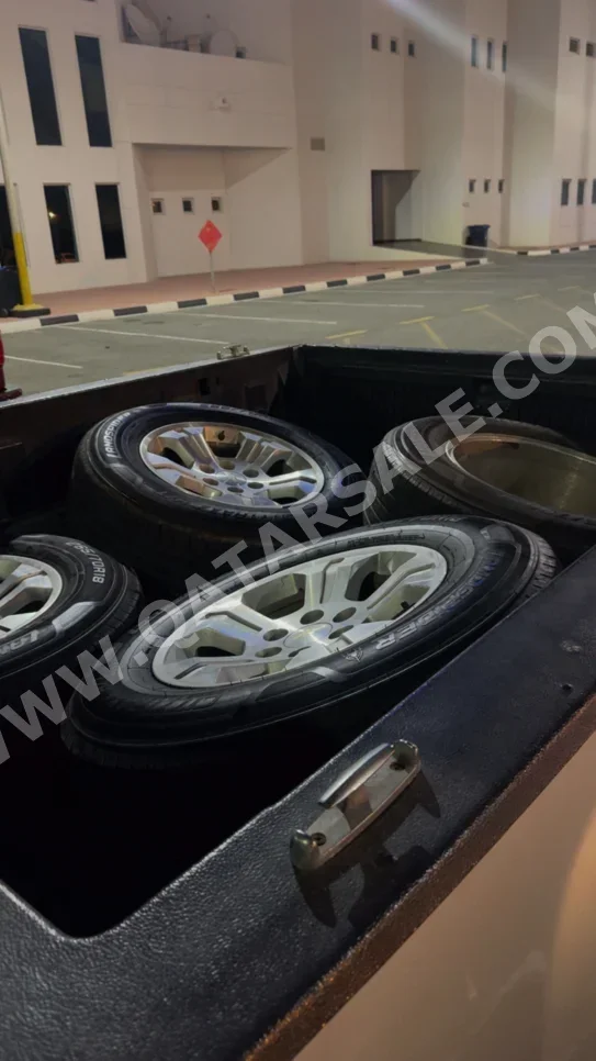 العجلات والجنوط (الرنقات) صنع في الصين \  4 مواسم  تشمل الرنق  18"