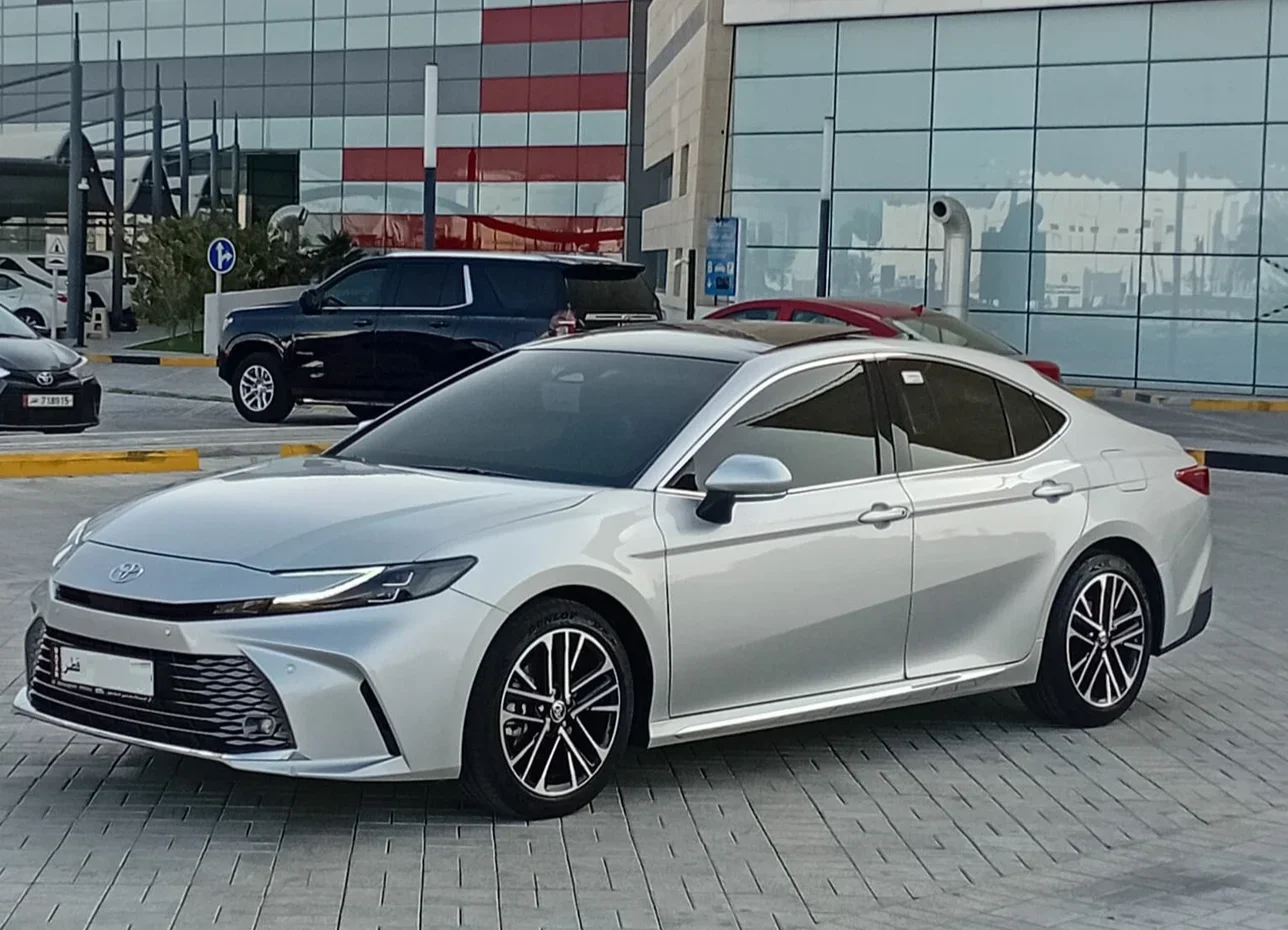 تويوتا  كامري  جي ال اي  2025  اوتوماتيك  24,000 كم  4 سلندر  سحب امامي  سيدان  فضي  تحت الضمان