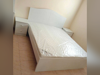 الأسّرة - لايف ستايل  - كوين  - أبيض  - متضمنة المرتبة  - مع طاولة سرير جانبية