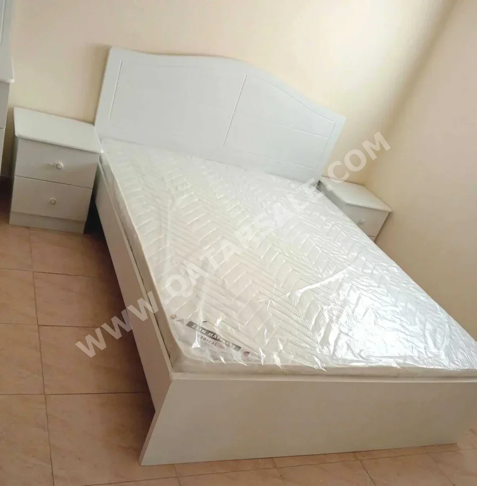 الأسّرة - لايف ستايل  - كوين  - أبيض  - متضمنة المرتبة  - مع طاولة سرير جانبية