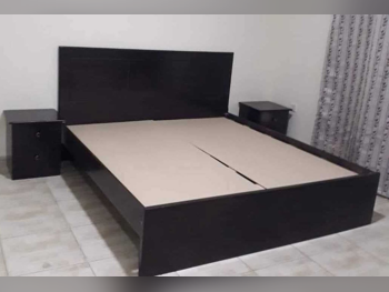 الأسّرة - كينج  - بنى  - متضمنة المرتبة  - مع طاولة سرير جانبية